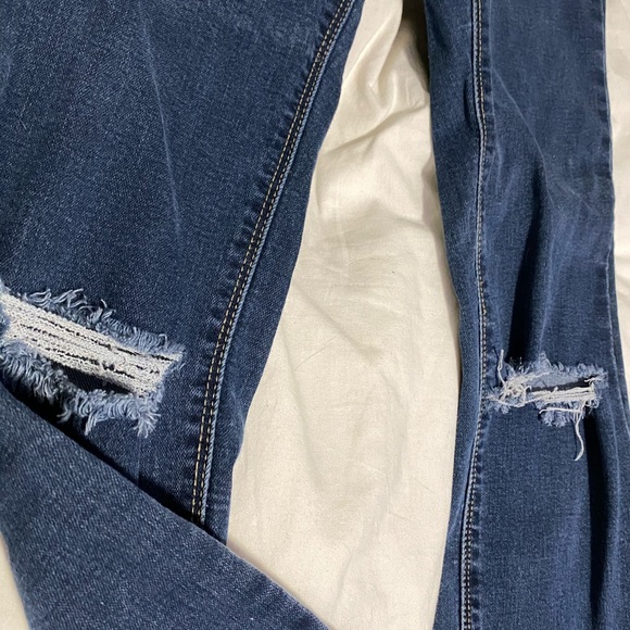 Forever 21 Ripped Skinny Jeans - Picture 2 of 3